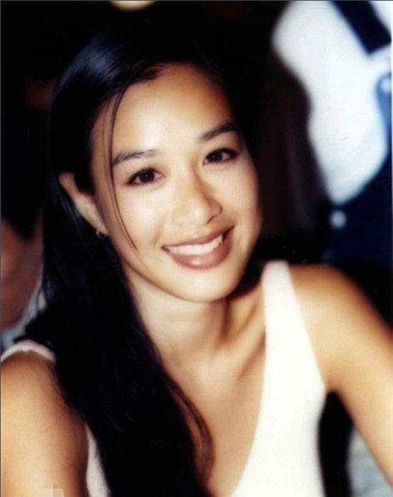 曾是华人小姐，三婚三娃后又嫁给了12岁富豪，50岁衣品还像小姑娘