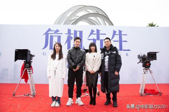 夫妻各忙各的，黄晓明与女主甜蜜逛街，Angelababy复工状态也极佳