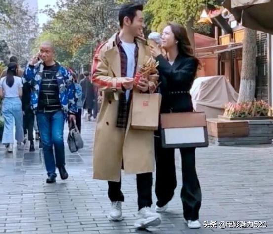 夫妻各忙各的，黄晓明与女主甜蜜逛街，Angelababy复工状态也极佳