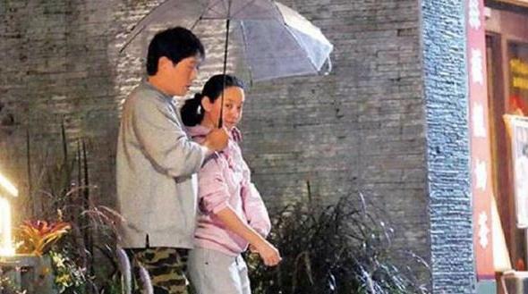 和小S抢男友，与初恋长跑15年，47岁的曾宝仪至今只恋爱不结婚