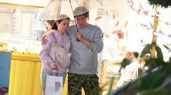 和小S抢男友，与初恋长跑15年，47岁的曾宝仪至今只恋爱不结婚