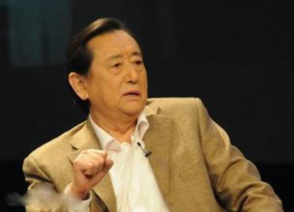 快乐星球老顽童爷爷近照曝光，87岁仍精神矍铄，身姿挺拔气场依旧