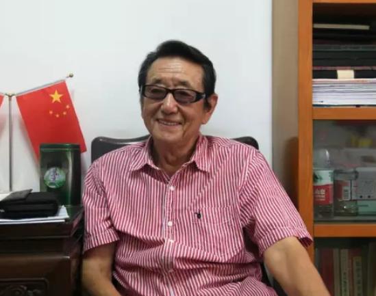 快乐星球老顽童爷爷近照曝光，87岁仍精神矍铄，身姿挺拔气场依旧