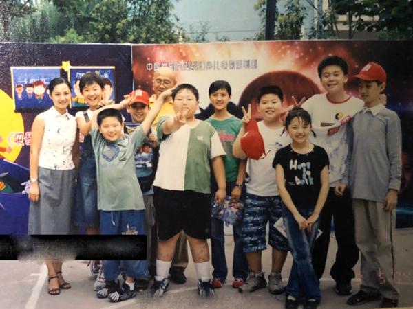 快乐星球老顽童爷爷近照曝光，87岁仍精神矍铄，身姿挺拔气场依旧