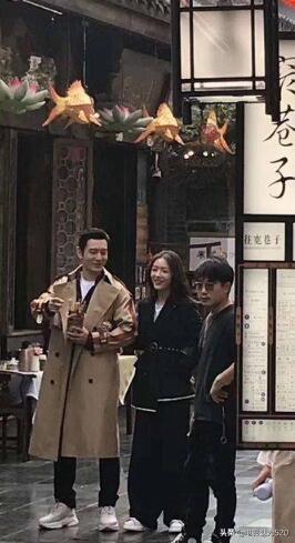夫妻各忙各的，黄晓明与女主甜蜜逛街，Angelababy复工状态也极佳