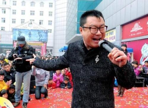 23岁火遍全国，如今51岁街头卖唱，尹相杰如何把一手好牌打烂？